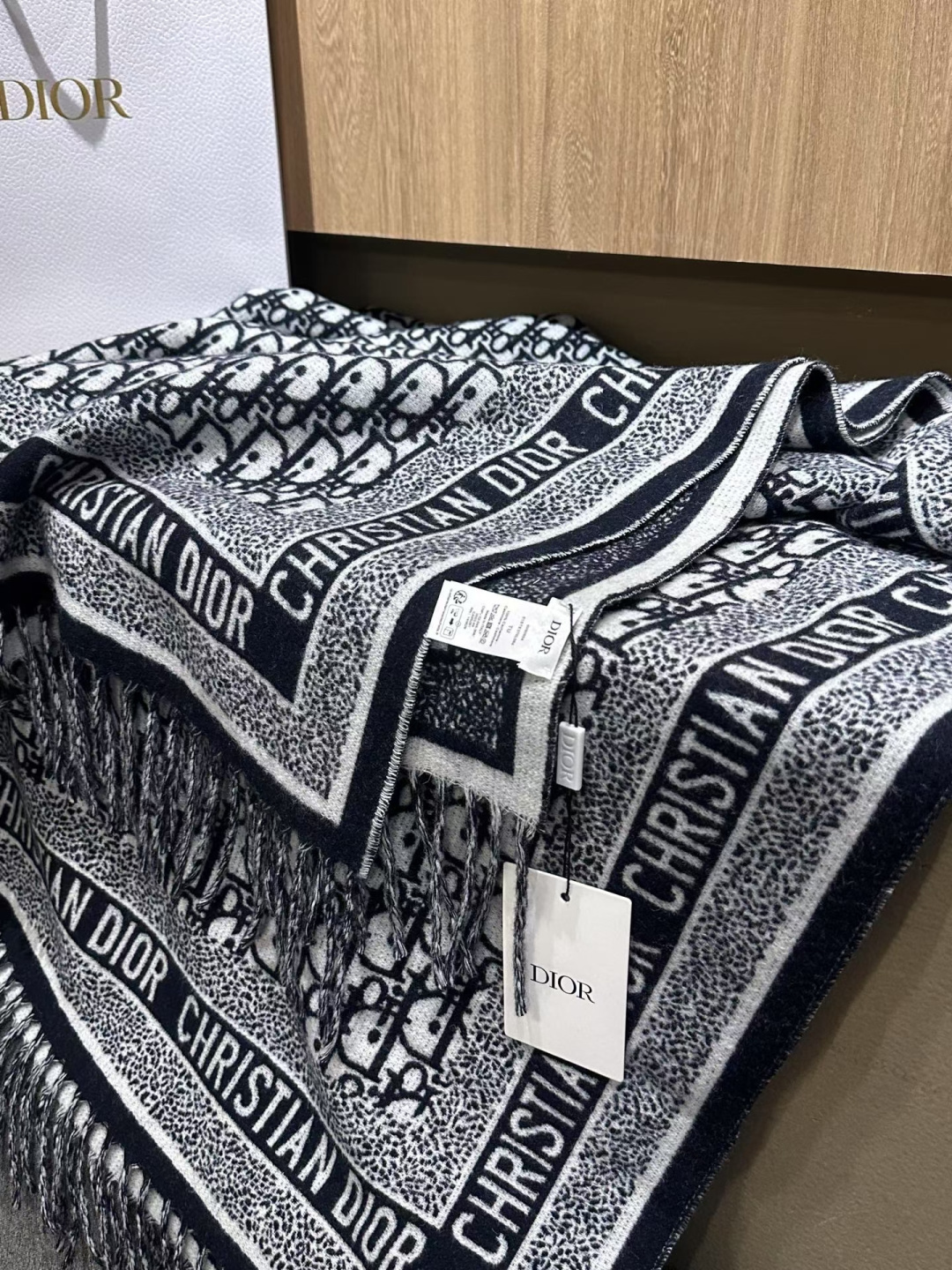 🆕高版本 · 经典的 Oblique 印花于 1969 年推出，装饰 Dior 各式单品，比如这款采用山