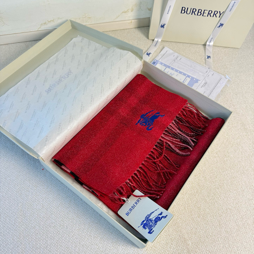 🆕‼️Burberry双面格纹金属线羊绒围巾，极品奢华，一面是经典羊绒格纹，一面是金银丝镶嵌的纯色，搭配