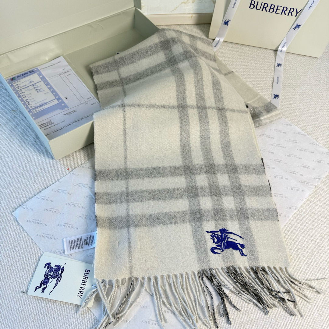 🆕‼️Burberry双面格纹金属线羊绒围巾，极品奢华，一面是经典羊绒格纹，一面是金银丝镶嵌的纯色，搭配