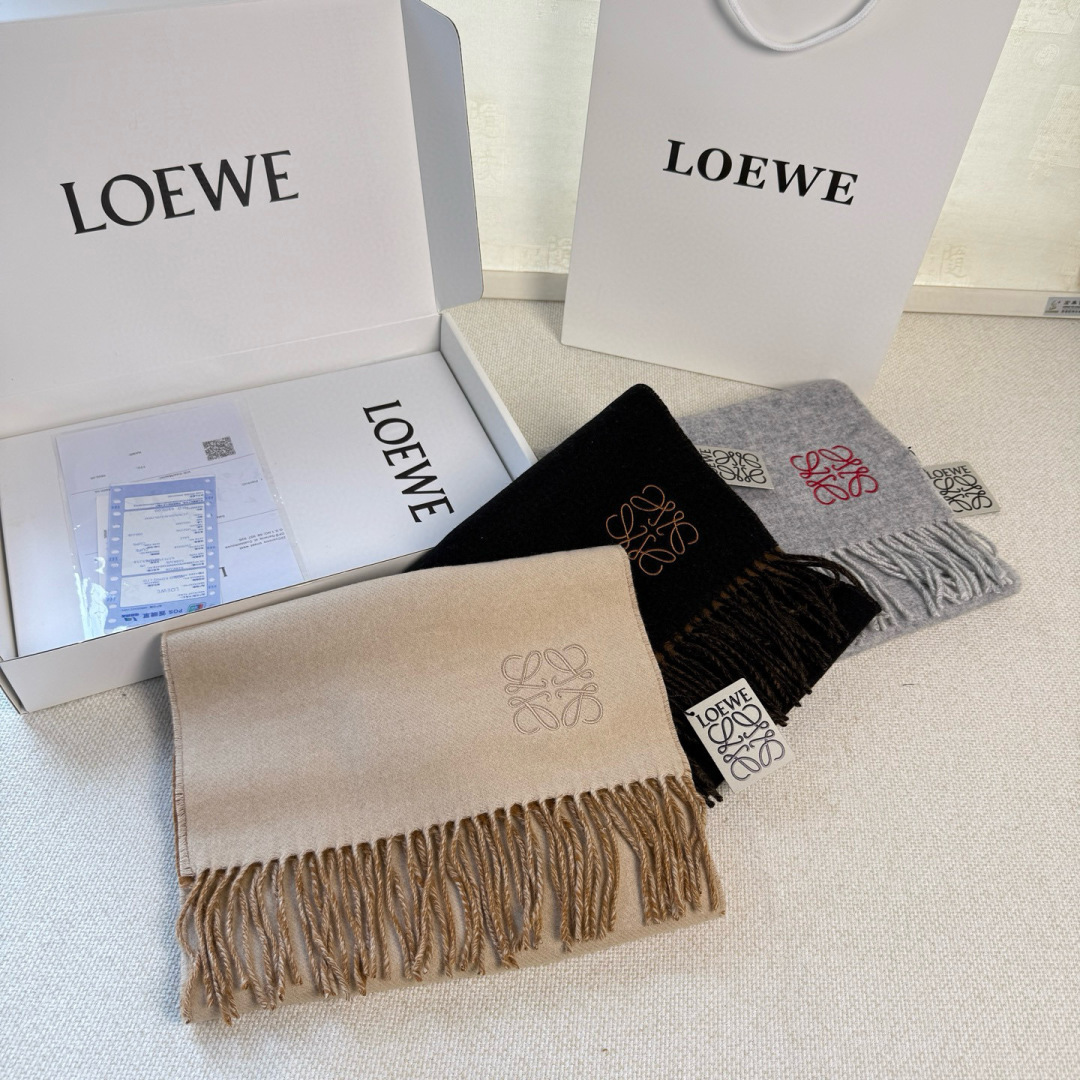 🆕 【▪▪ Loewe · 罗意威️难得一见的温柔配色，低调又不失优雅❗️】重点推荐❗️双面配色，一条围