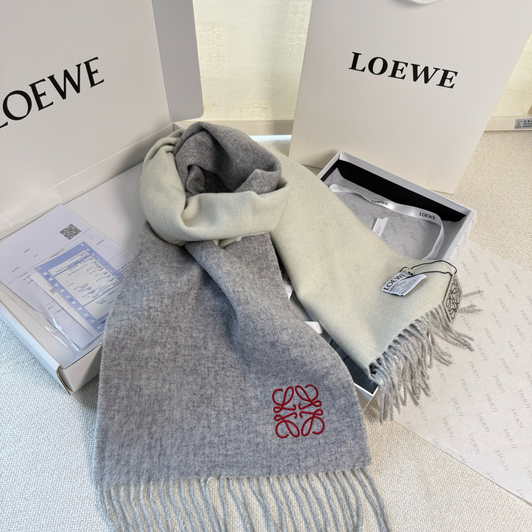 🆕 【▪▪ Loewe · 罗意威️难得一见的温柔配色，低调又不失优雅❗️】重点推荐❗️双面配色，一条围