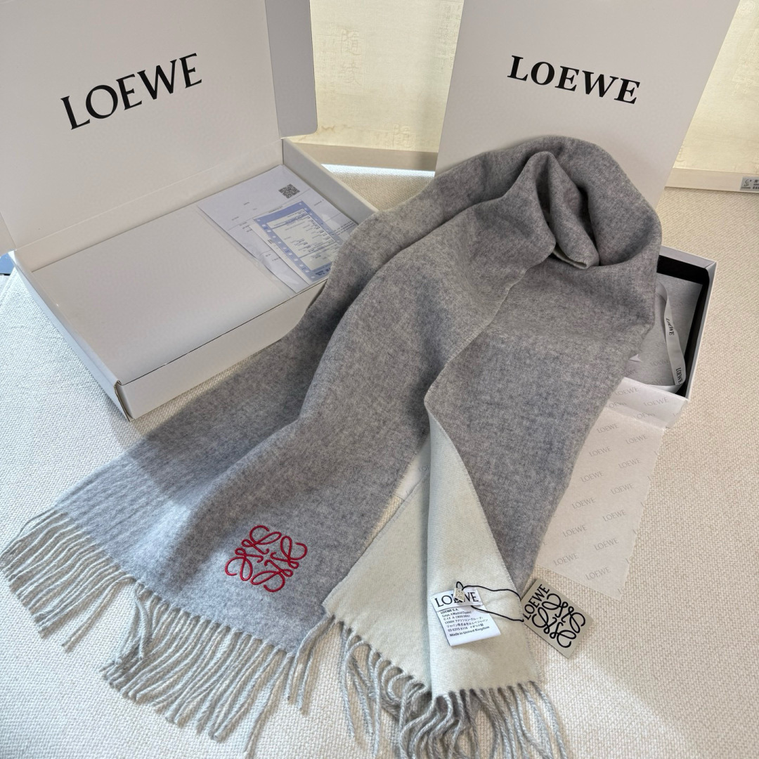 🆕 【▪▪ Loewe · 罗意威️难得一见的温柔配色，低调又不失优雅❗️】重点推荐❗️双面配色，一条围