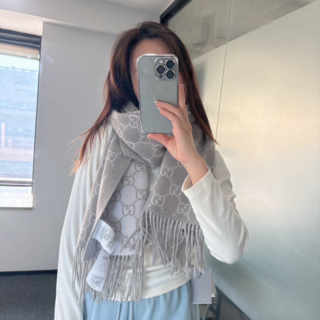 NO:663348,GUCCI's most popular GG pure cashmere scarf of the year is not one of them. Come on, raise your hands. How many people are waiting for this scarf? It is always a classic. The aura of the upper body is reflected in one second. A scarf with its own aura. You don't need to use other accessories to decorate it and it looks good with any clothes~ The focus is soft and comfortable. Moderate thickness. Double-sided design_Can be worn on both sides. Cashmere, size: 190*45cm, various styles can be interpreted~High version scarf, high version scarf, gucci19860909GUCCI年度最火的GG纯羊绒围巾没有之一快来举手有多少人在等这款围巾经典永远是经典.上身的气场一秒钟体现.一款自带气场的一款围巾.不需要你拿其他饰品来装饰搭什么衣服都好看～ 重点是柔软舒服厚度适中双面设计_两面都可以佩戴 羊绒,尺寸:190*45cm,各种造型都可以诠释～高版本围巾,高版本围巾,gucci,scarf