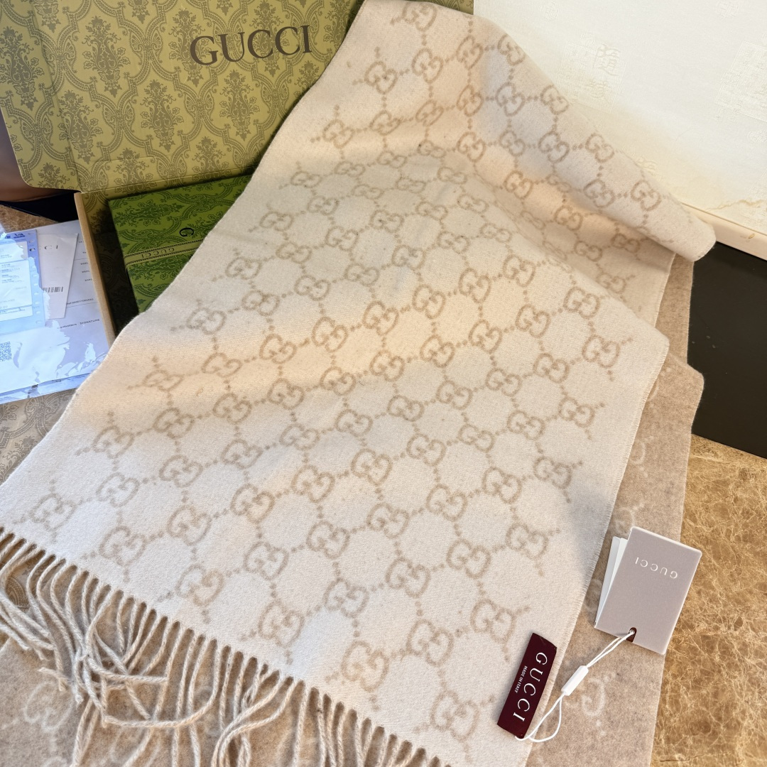 🆕GUCCI年度最火的GG纯羊绒围巾没有之一‼️快来举手有多少人在等这款围巾🤣经典永远是经典。上身的气场