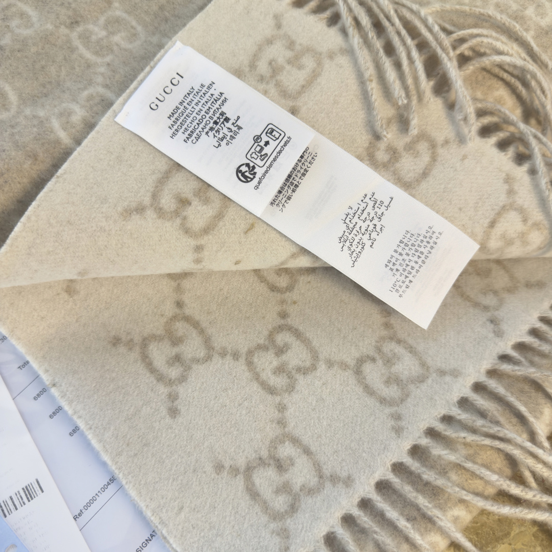 🆕GUCCI年度最火的GG纯羊绒围巾没有之一‼️快来举手有多少人在等这款围巾🤣经典永远是经典。上身的气场