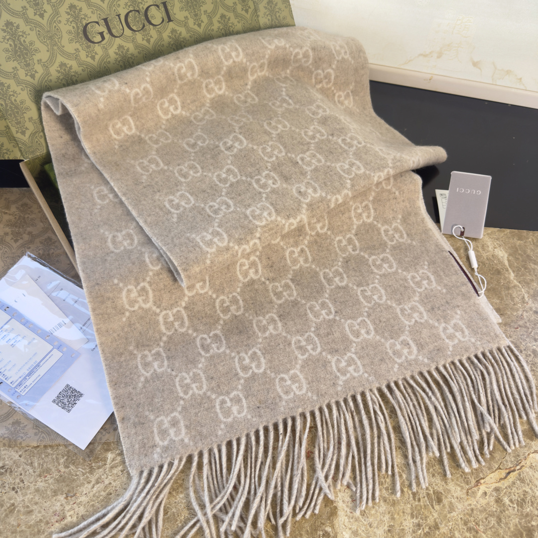 🆕GUCCI年度最火的GG纯羊绒围巾没有之一‼️快来举手有多少人在等这款围巾🤣经典永远是经典。上身的气场