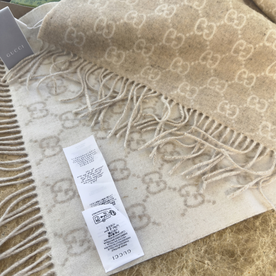 🆕GUCCI年度最火的GG纯羊绒围巾没有之一‼️快来举手有多少人在等这款围巾🤣经典永远是经典。上身的气场