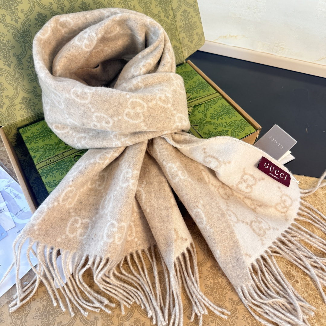 🆕GUCCI年度最火的GG纯羊绒围巾没有之一‼️快来举手有多少人在等这款围巾🤣经典永远是经典。上身的气场