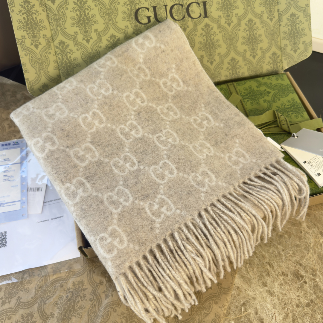 🆕GUCCI年度最火的GG纯羊绒围巾没有之一‼️快来举手有多少人在等这款围巾🤣经典永远是经典。上身的气场