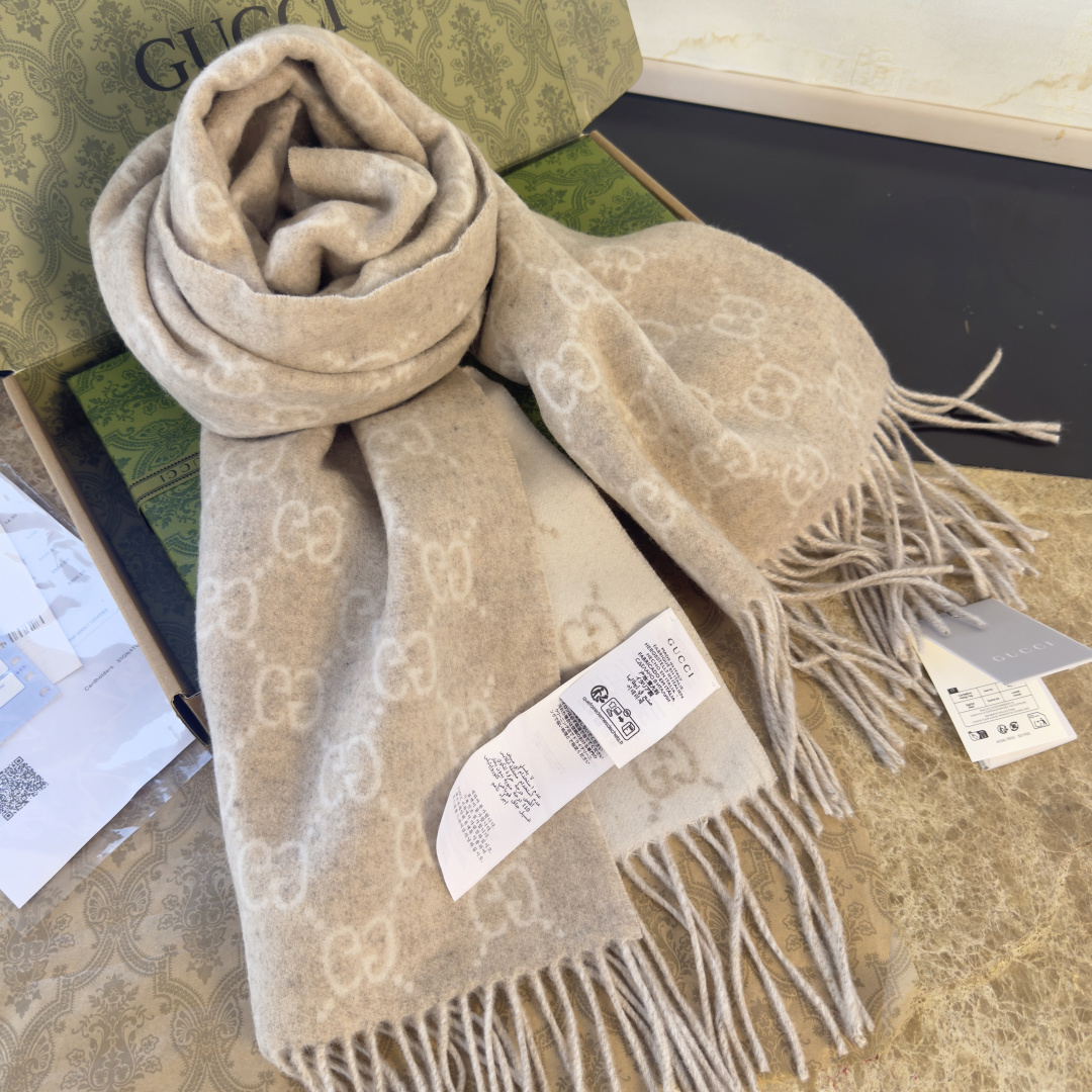 🆕GUCCI年度最火的GG纯羊绒围巾没有之一‼️快来举手有多少人在等这款围巾🤣经典永远是经典。上身的气场