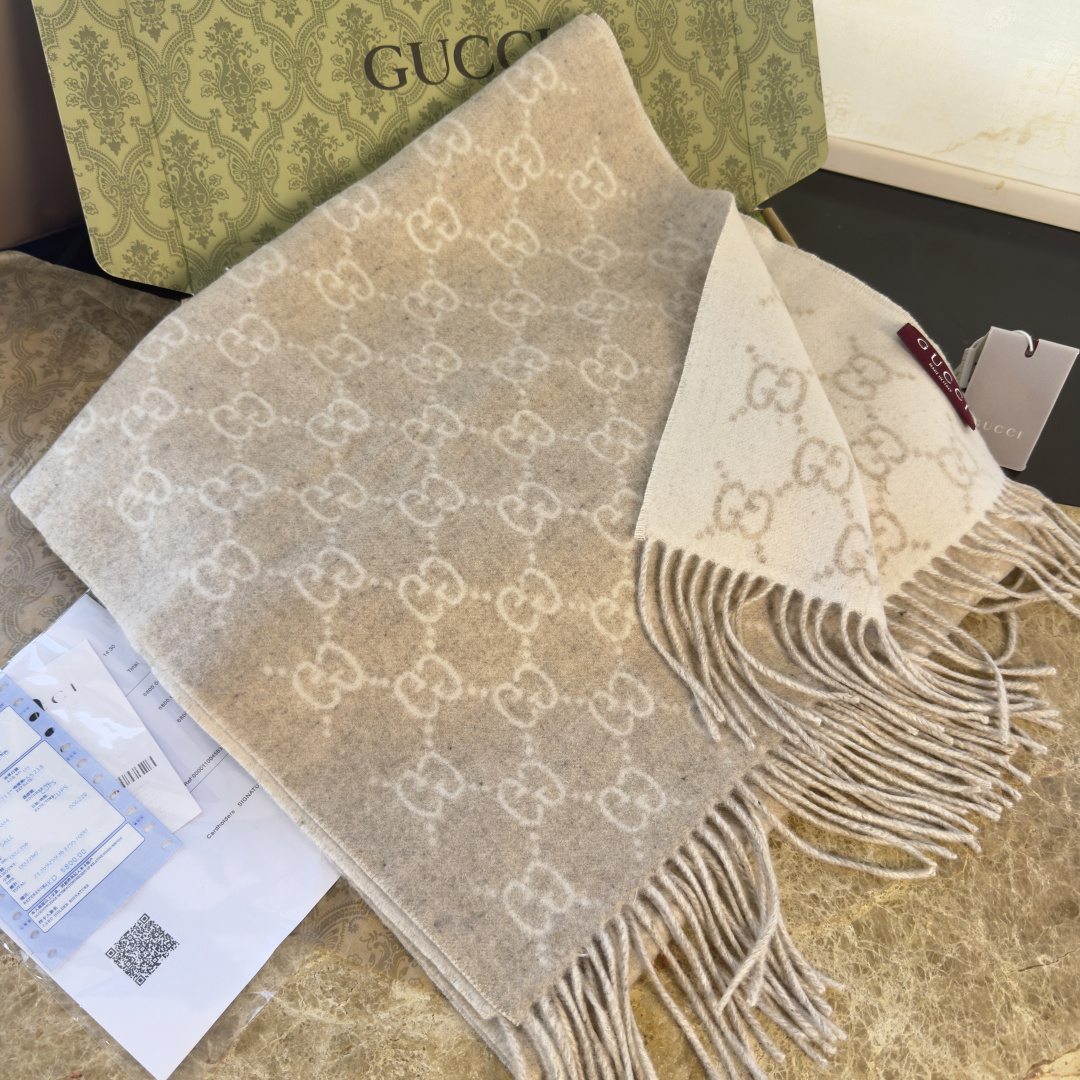 🆕GUCCI年度最火的GG纯羊绒围巾没有之一‼️快来举手有多少人在等这款围巾🤣经典永远是经典。上身的气场