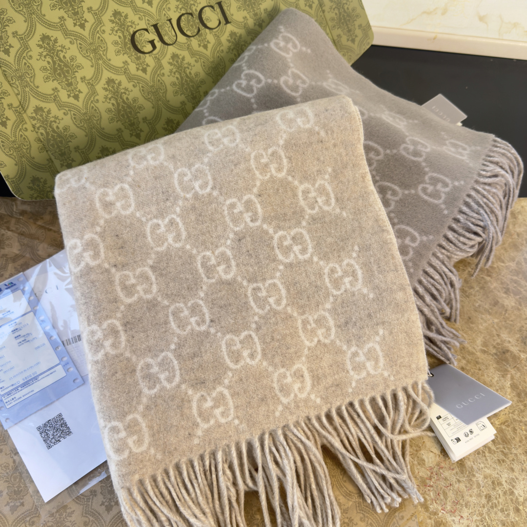 🆕GUCCI年度最火的GG纯羊绒围巾没有之一‼️快来举手有多少人在等这款围巾🤣经典永远是经典。上身的气场