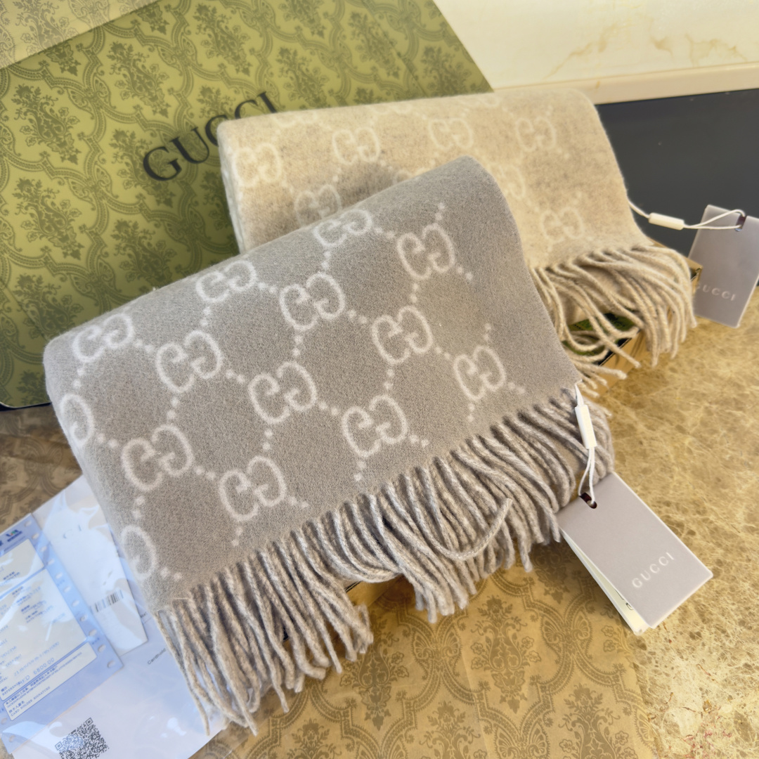🆕GUCCI年度最火的GG纯羊绒围巾没有之一‼️快来举手有多少人在等这款围巾🤣经典永远是经典。上身的气场