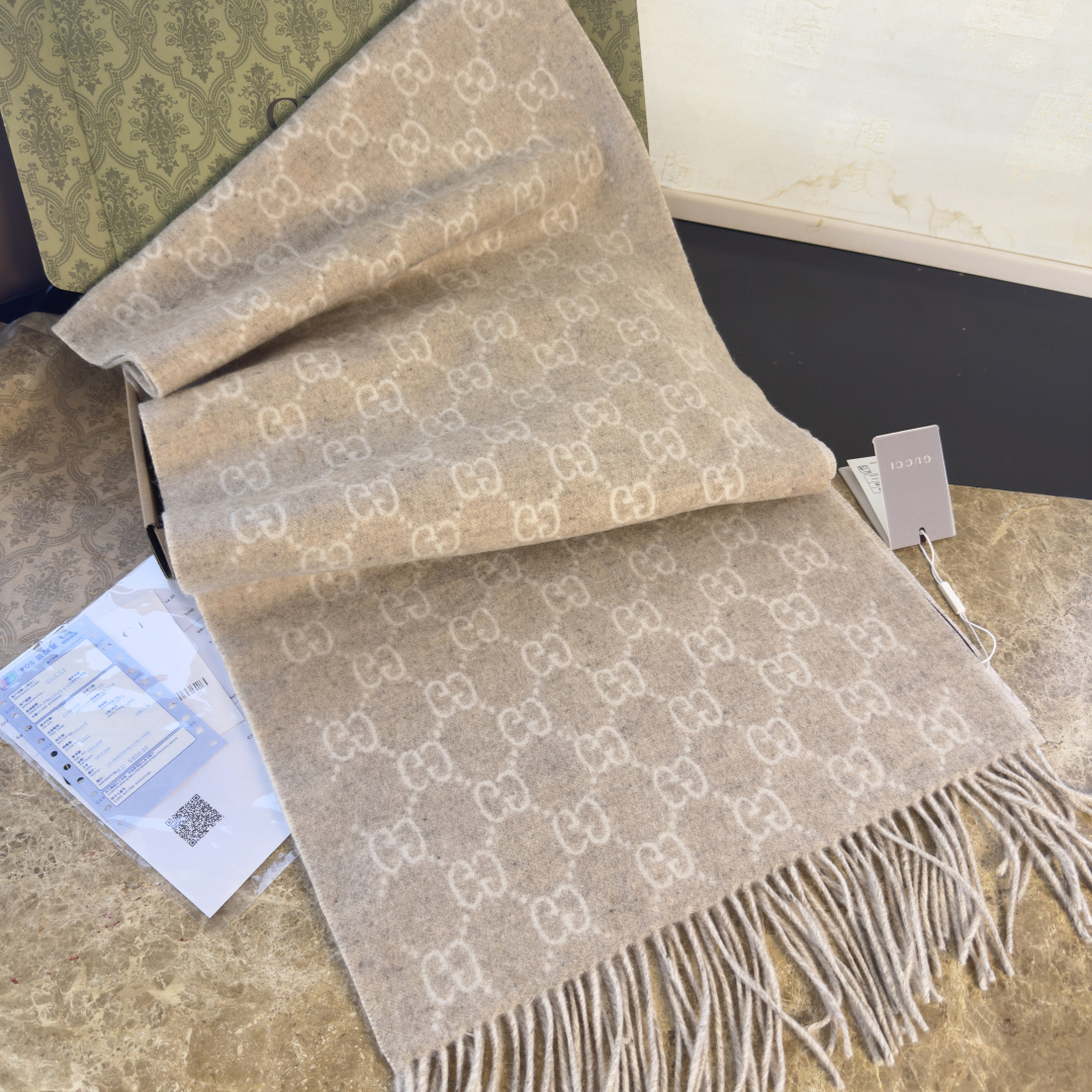 🆕GUCCI年度最火的GG纯羊绒围巾没有之一‼️快来举手有多少人在等这款围巾🤣经典永远是经典。上身的气场