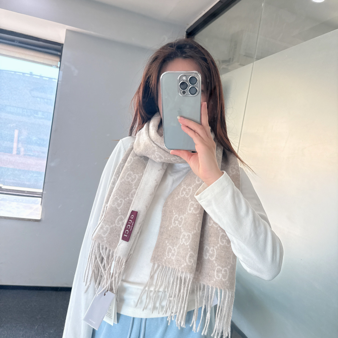 🆕GUCCI年度最火的GG纯羊绒围巾没有之一‼️快来举手有多少人在等这款围巾🤣经典永远是经典。上身的气场