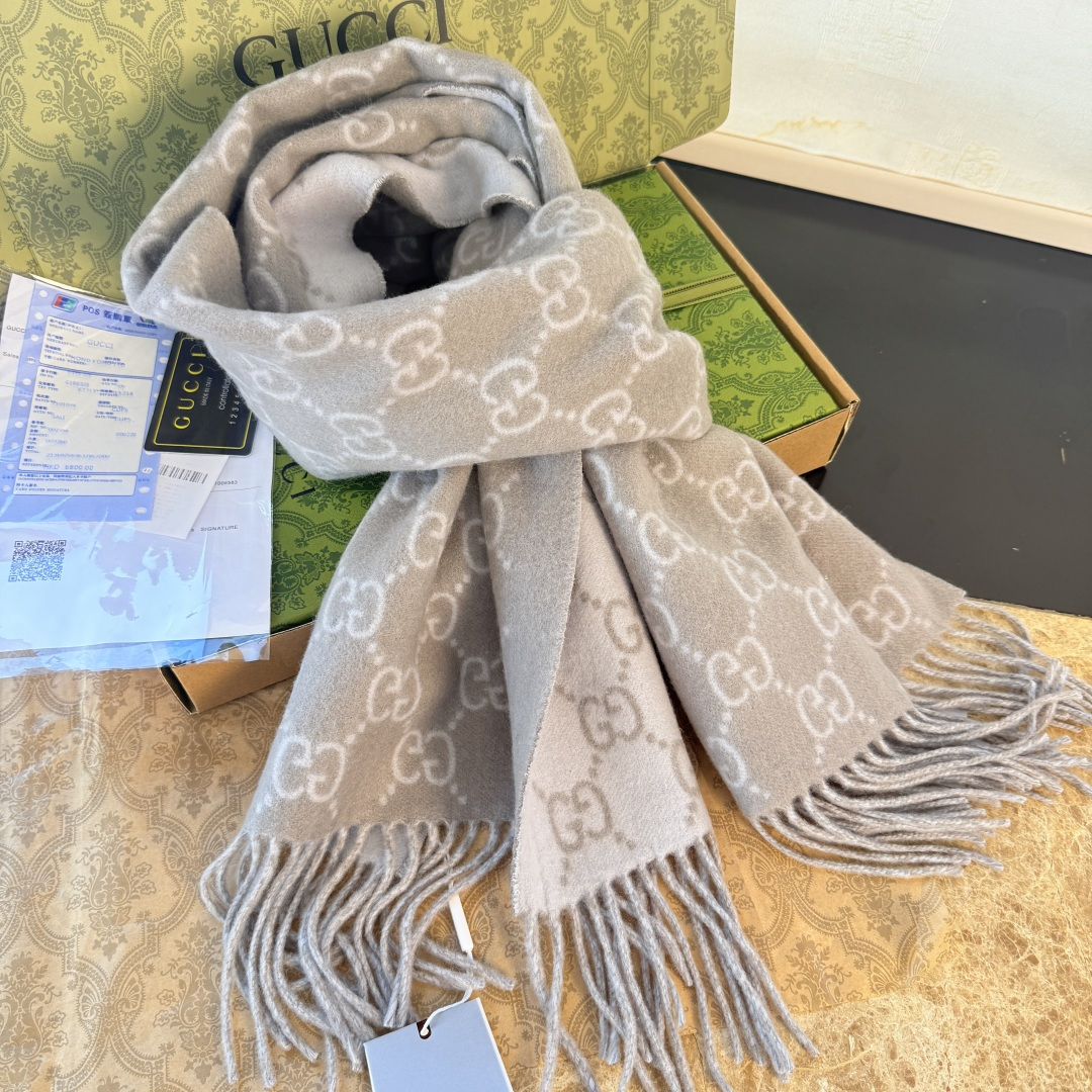 🆕GUCCI年度最火的GG纯羊绒围巾没有之一‼️快来举手有多少人在等这款围巾🤣经典永远是经典。上身的气场