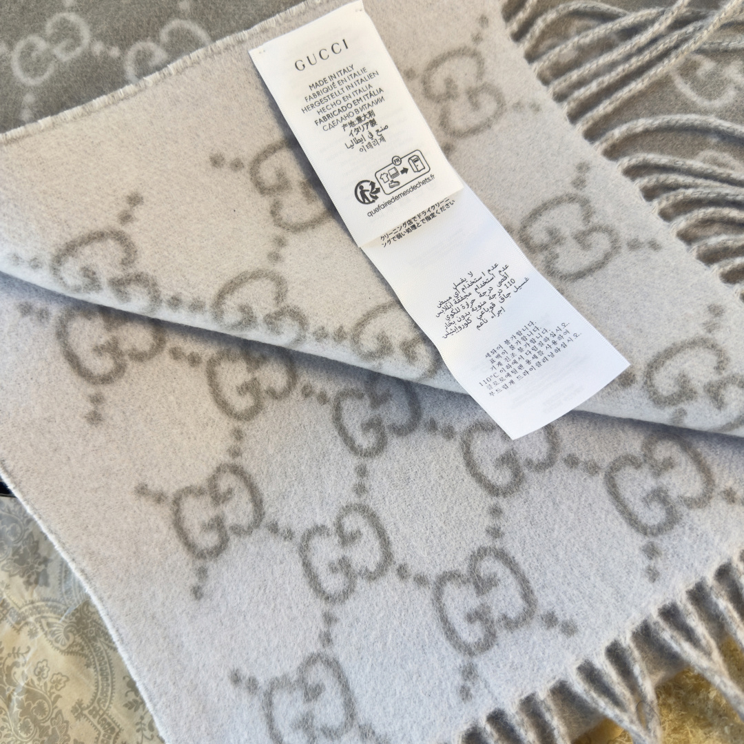 🆕GUCCI年度最火的GG纯羊绒围巾没有之一‼️快来举手有多少人在等这款围巾🤣经典永远是经典。上身的气场