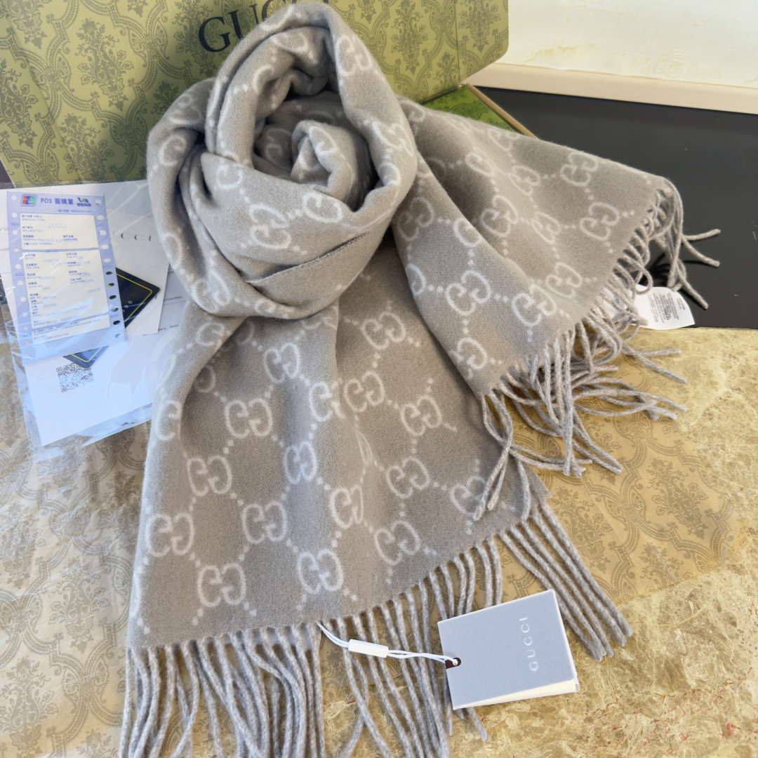 🆕GUCCI年度最火的GG纯羊绒围巾没有之一‼️快来举手有多少人在等这款围巾🤣经典永远是经典。上身的气场