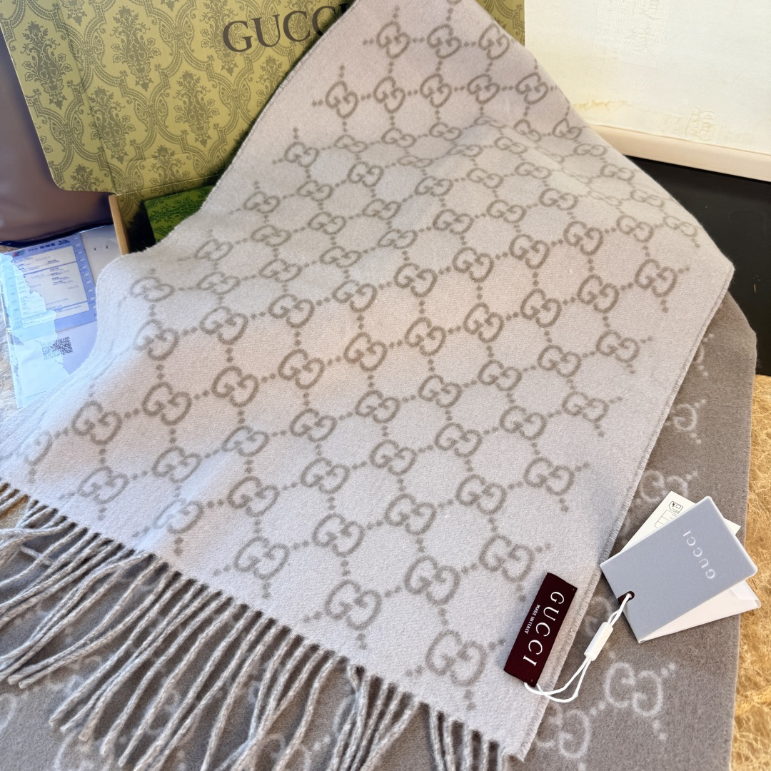 🆕GUCCI年度最火的GG纯羊绒围巾没有之一‼️快来举手有多少人在等这款围巾🤣经典永远是经典。上身的气场