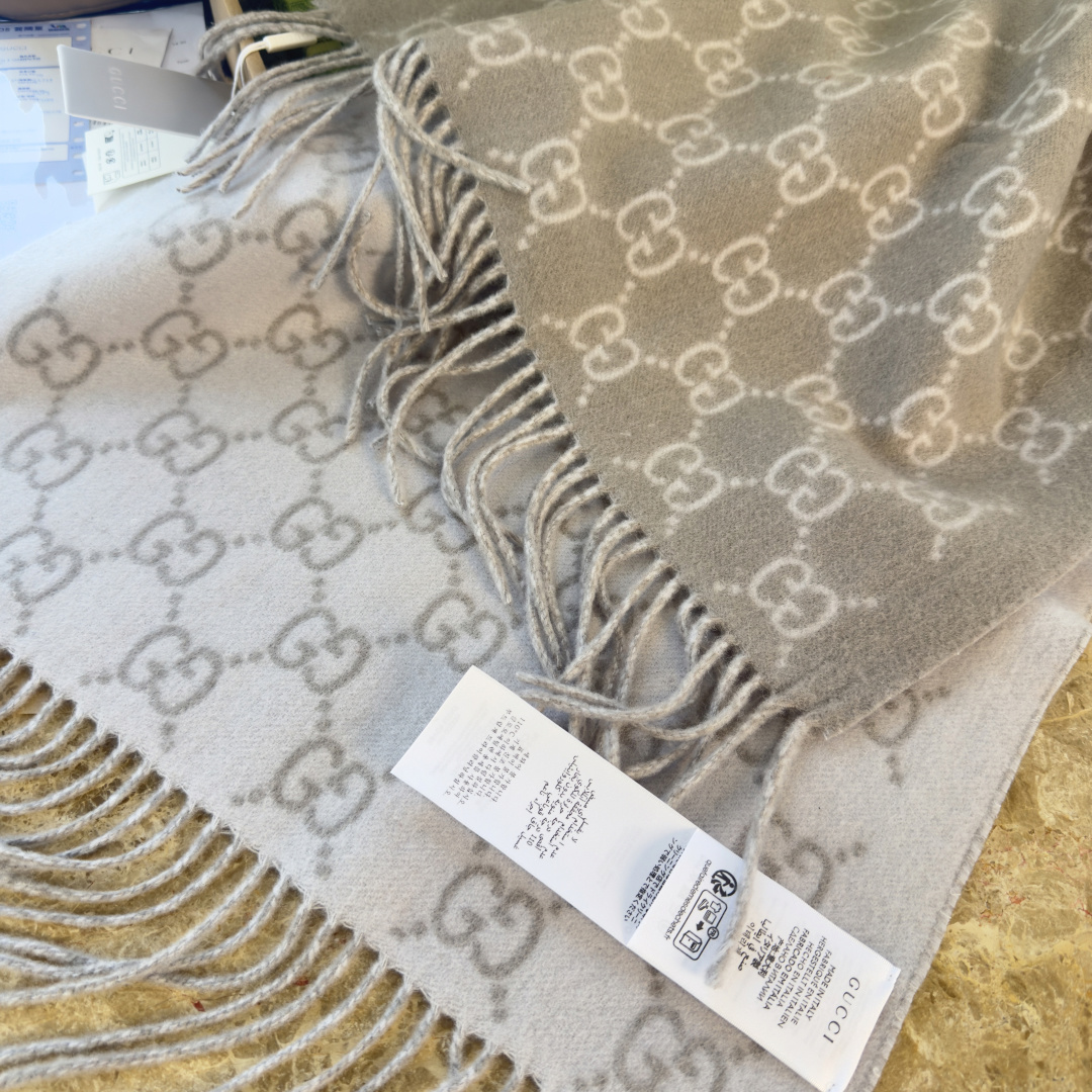 🆕GUCCI年度最火的GG纯羊绒围巾没有之一‼️快来举手有多少人在等这款围巾🤣经典永远是经典。上身的气场