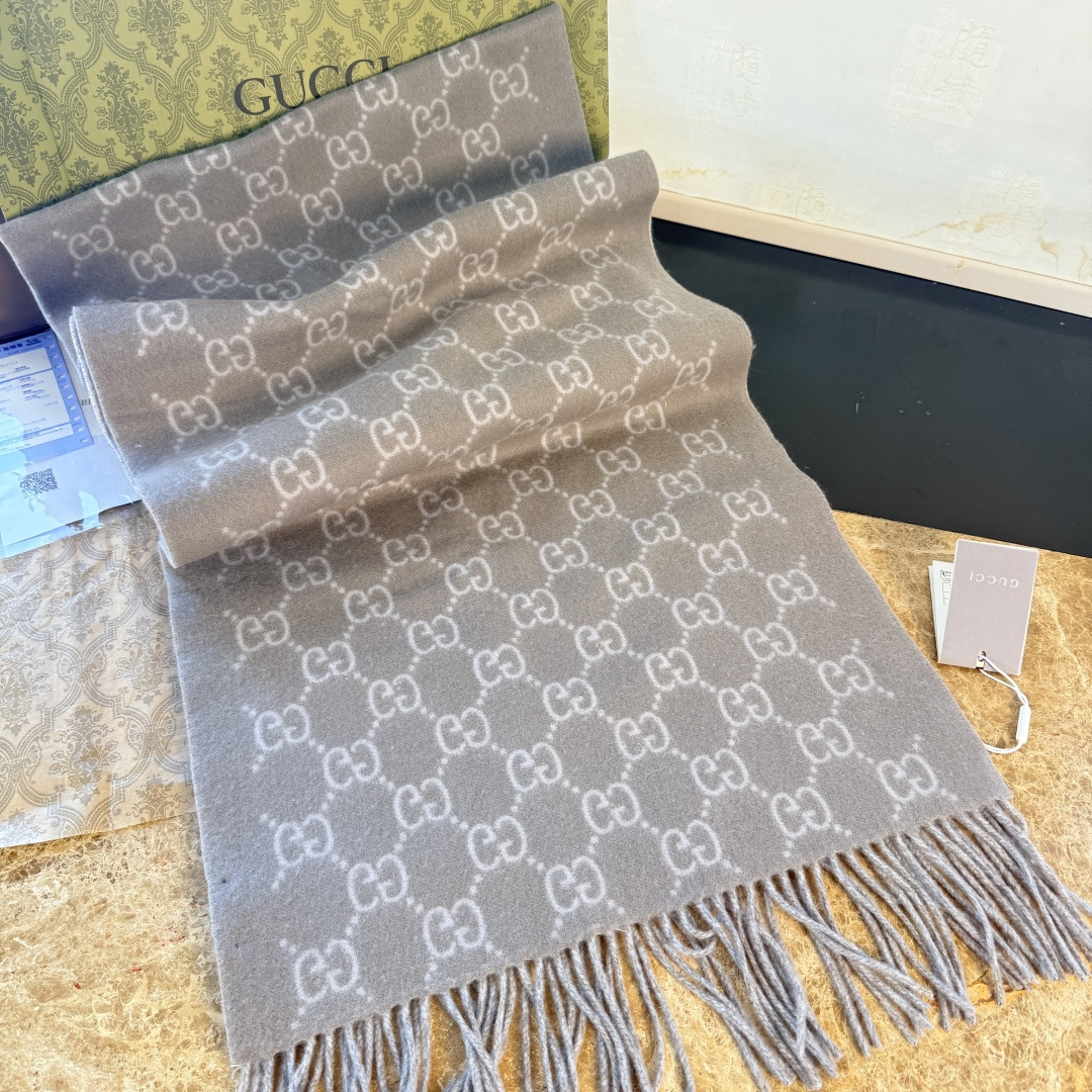 🆕GUCCI年度最火的GG纯羊绒围巾没有之一‼️快来举手有多少人在等这款围巾🤣经典永远是经典。上身的气场