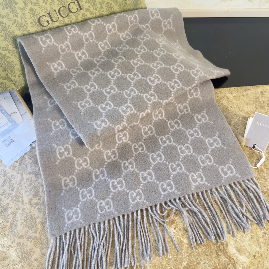 🆕GUCCI年度最火的GG纯羊绒围巾没有之一‼️快来举手有多少人在等这款围巾🤣经典永远是经典。上身的气场