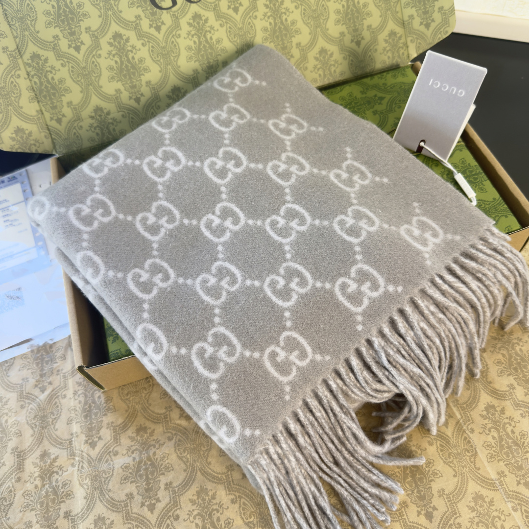 🆕GUCCI年度最火的GG纯羊绒围巾没有之一‼️快来举手有多少人在等这款围巾🤣经典永远是经典。上身的气场
