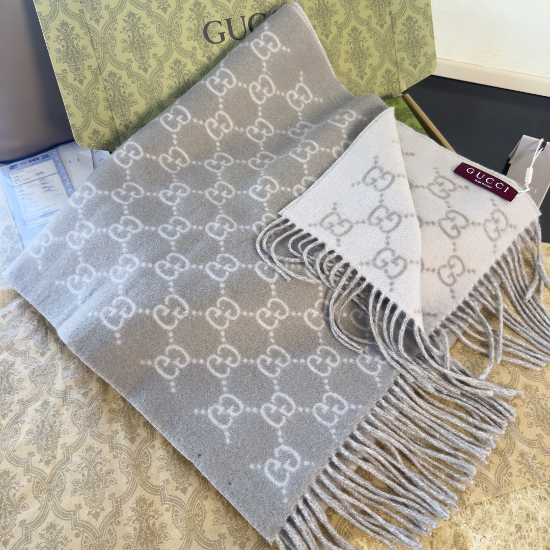 🆕GUCCI年度最火的GG纯羊绒围巾没有之一‼️快来举手有多少人在等这款围巾🤣经典永远是经典。上身的气场