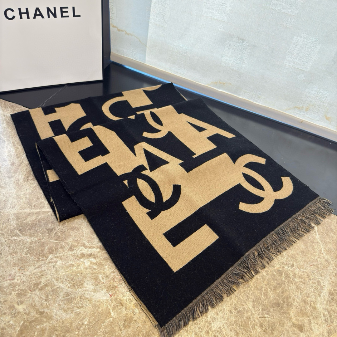 🆕香奶奶双面围巾，真香系列❗Chanel今年最火的款，几何图案搭配奶茶驼拼黑，海军蓝拼白，两个配色都超级