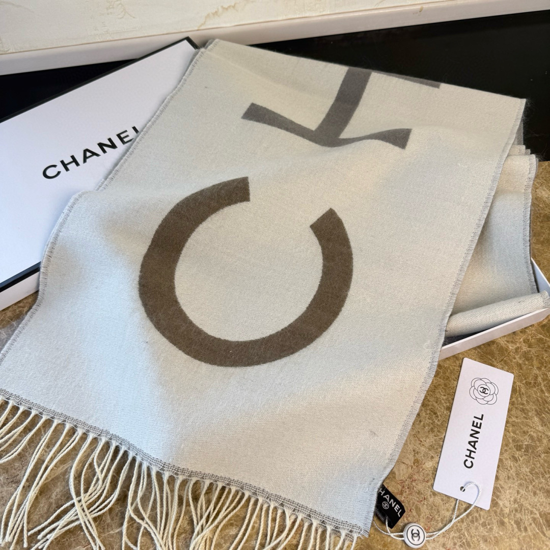 🆕Chanel · 香奈兒新品圍巾，這條必須推雖然是25C吊牌，但25。開始之後這條才進櫃有多種顏色可挑