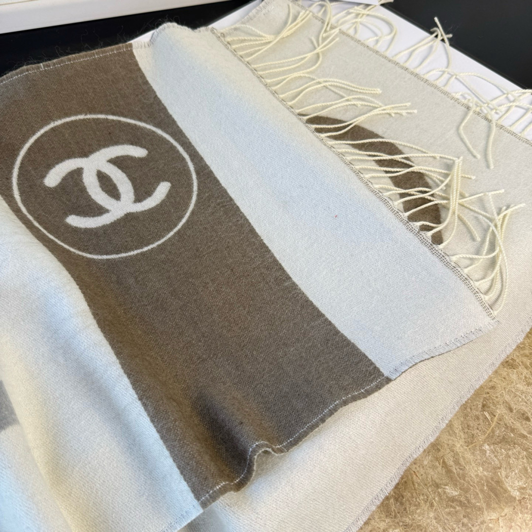 🆕Chanel · 香奈兒新品圍巾，這條必須推雖然是25C吊牌，但25。開始之後這條才進櫃有多種顏色可挑