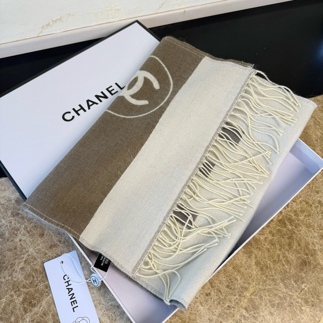 🆕Chanel · 香奈兒新品圍巾，這條必須推雖然是25C吊牌，但25。開始之後這條才進櫃有多種顏色可挑