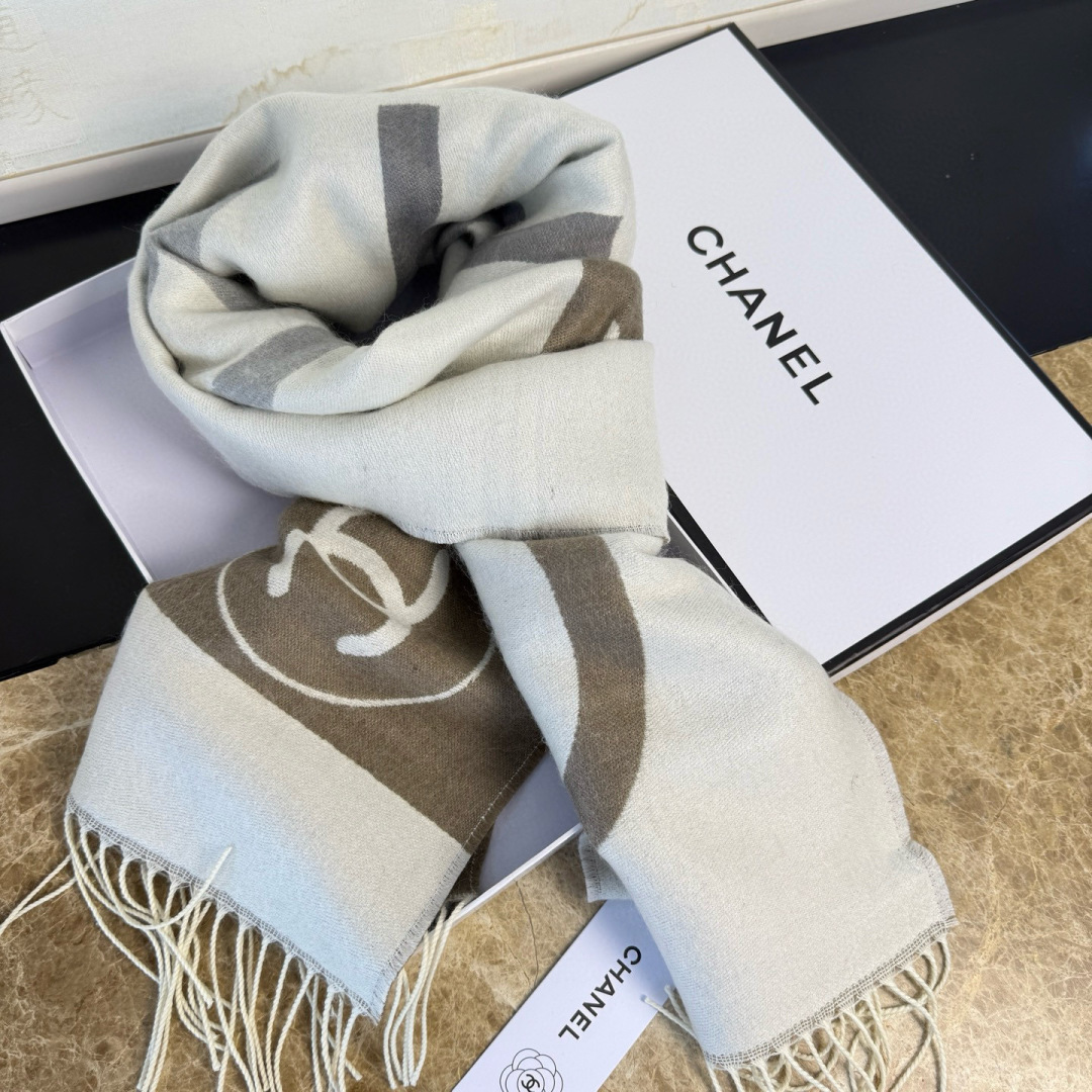 🆕Chanel · 香奈兒新品圍巾，這條必須推雖然是25C吊牌，但25。開始之後這條才進櫃有多種顏色可挑