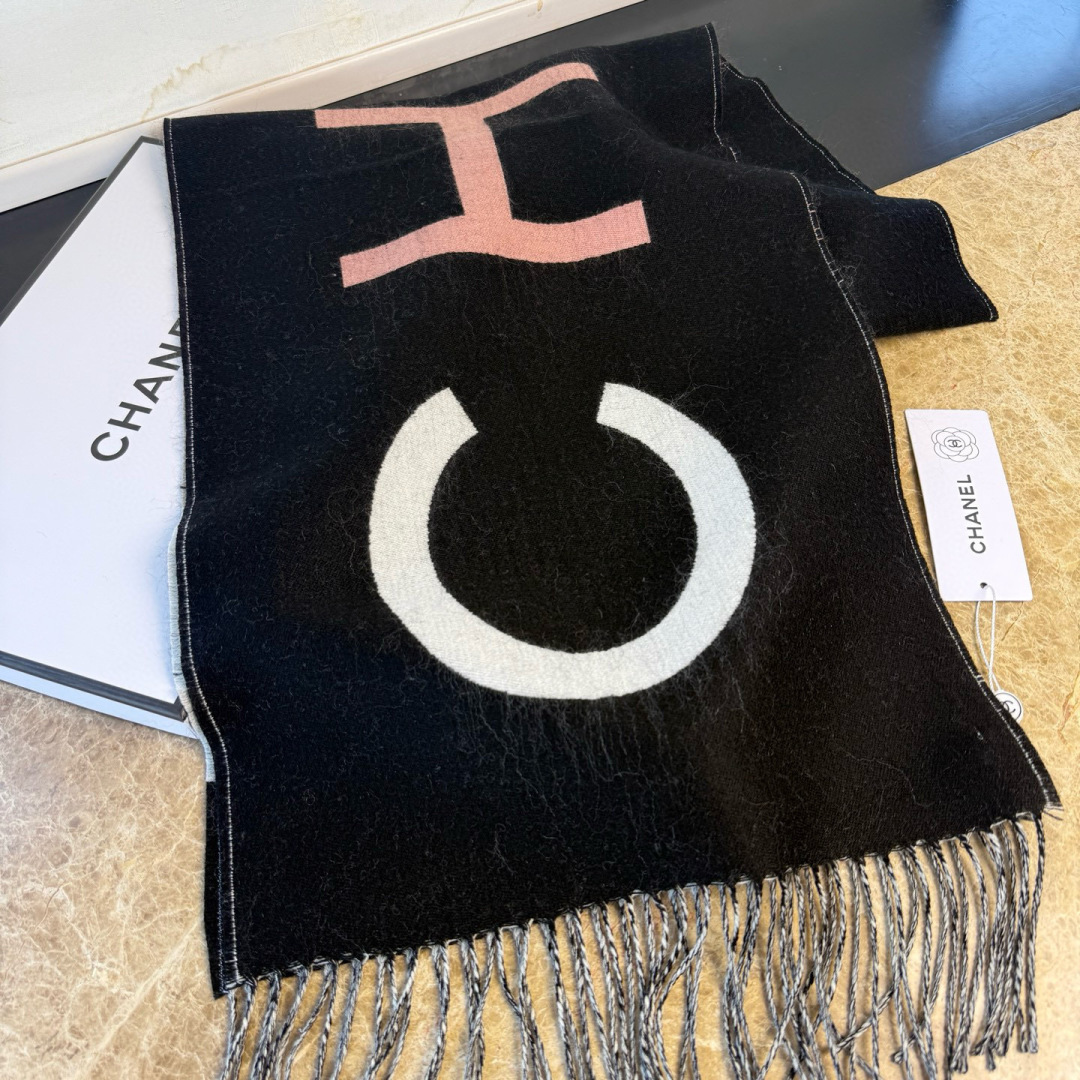 🆕Chanel · 香奈兒新品圍巾，這條必須推雖然是25C吊牌，但25。開始之後這條才進櫃有多種顏色可挑