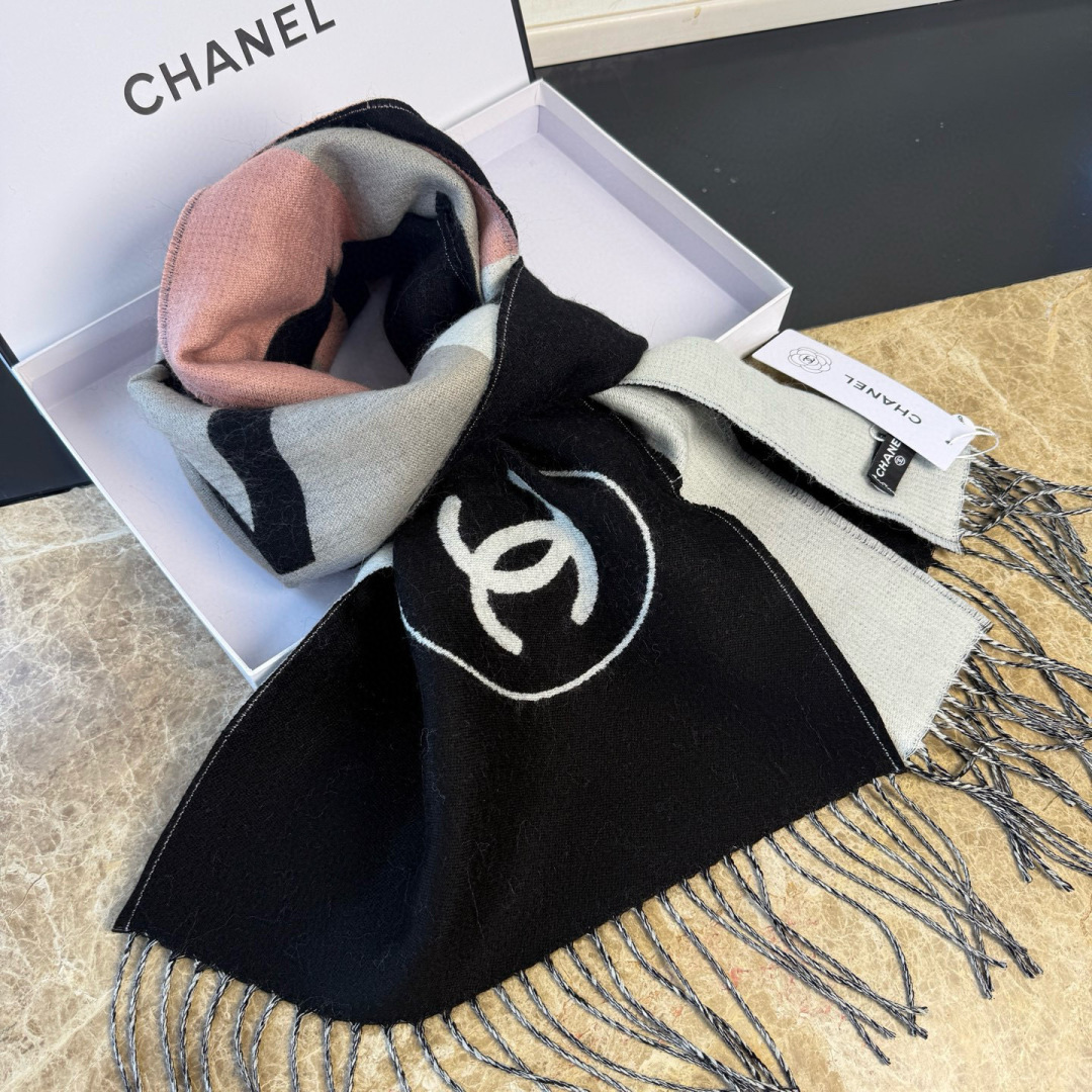 🆕Chanel · 香奈兒新品圍巾，這條必須推雖然是25C吊牌，但25。開始之後這條才進櫃有多種顏色可挑