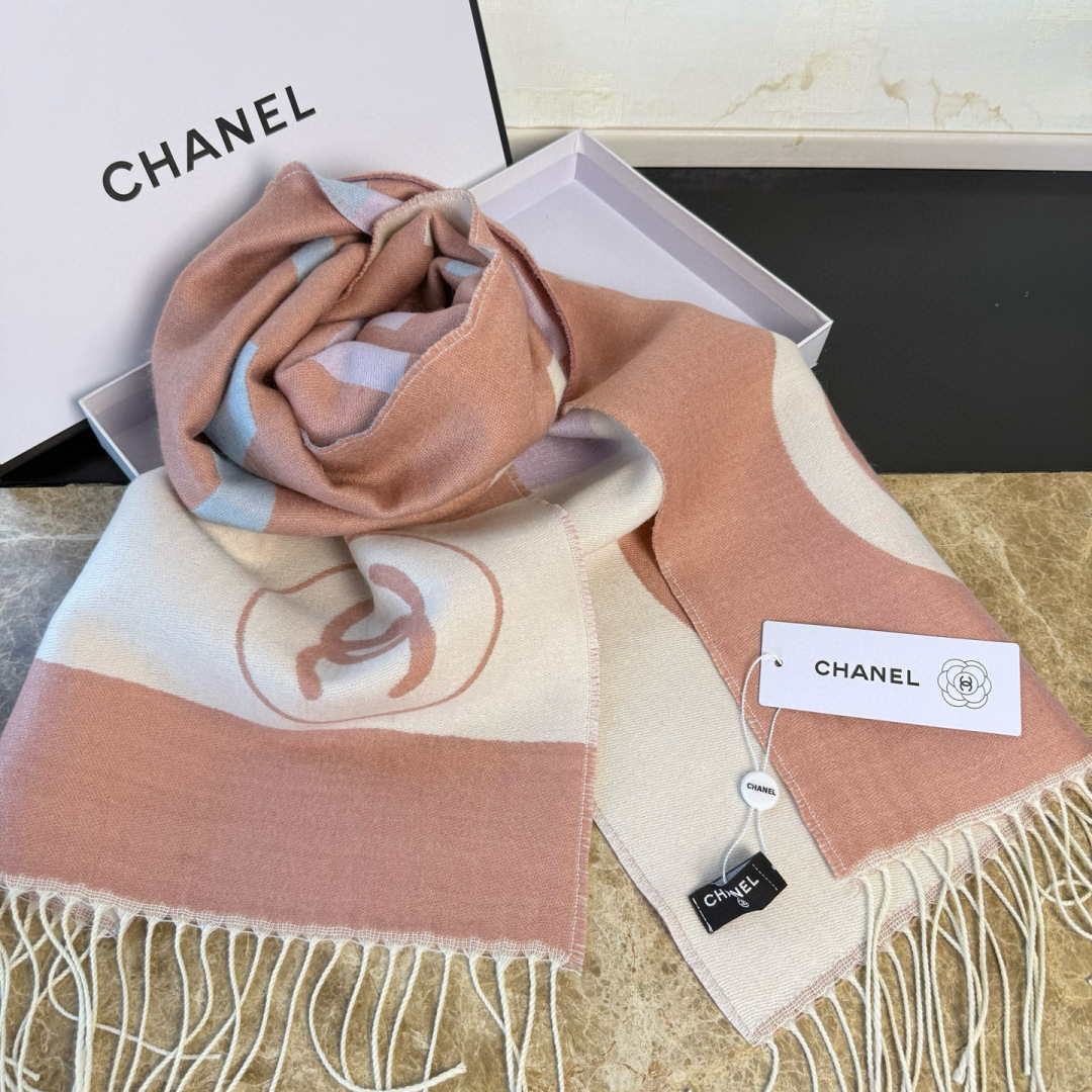 🆕Chanel · 香奈兒新品圍巾，這條必須推雖然是25C吊牌，但25。開始之後這條才進櫃有多種顏色可挑