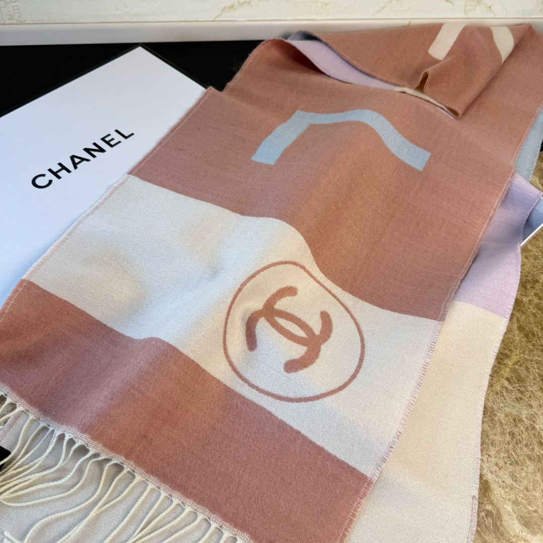 🆕Chanel · 香奈兒新品圍巾，這條必須推雖然是25C吊牌，但25。開始之後這條才進櫃有多種顏色可挑