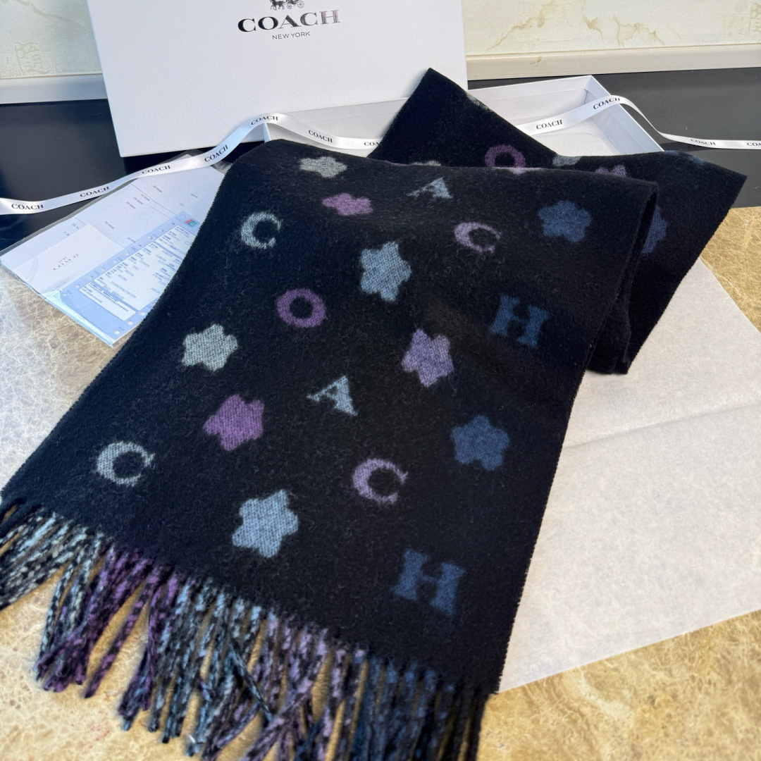🆕COACH · 蔻驰男女通用彩条围巾❗️也太好看了吧！不仅有颜值还有品质，95%绵羊毛+5%山羊绒，手