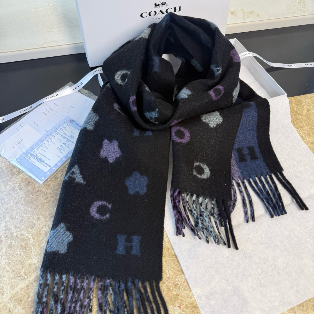 🆕COACH · 蔻驰男女通用彩条围巾❗️也太好看了吧！不仅有颜值还有品质，95%绵羊毛+5%山羊绒，手