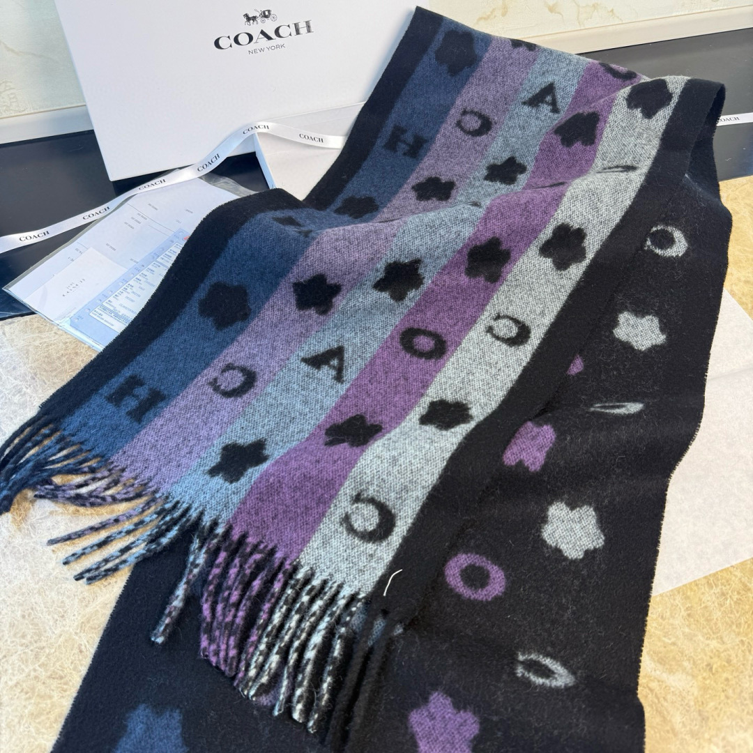 🆕COACH · 蔻驰男女通用彩条围巾❗️也太好看了吧！不仅有颜值还有品质，95%绵羊毛+5%山羊绒，手