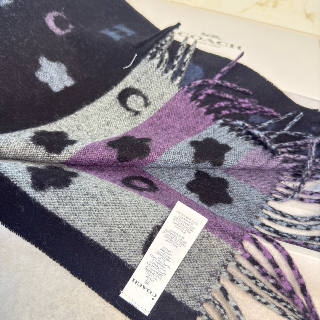 🆕COACH · 蔻驰男女通用彩条围巾❗️也太好看了吧！不仅有颜值还有品质，95%绵羊毛+5%山羊绒，手