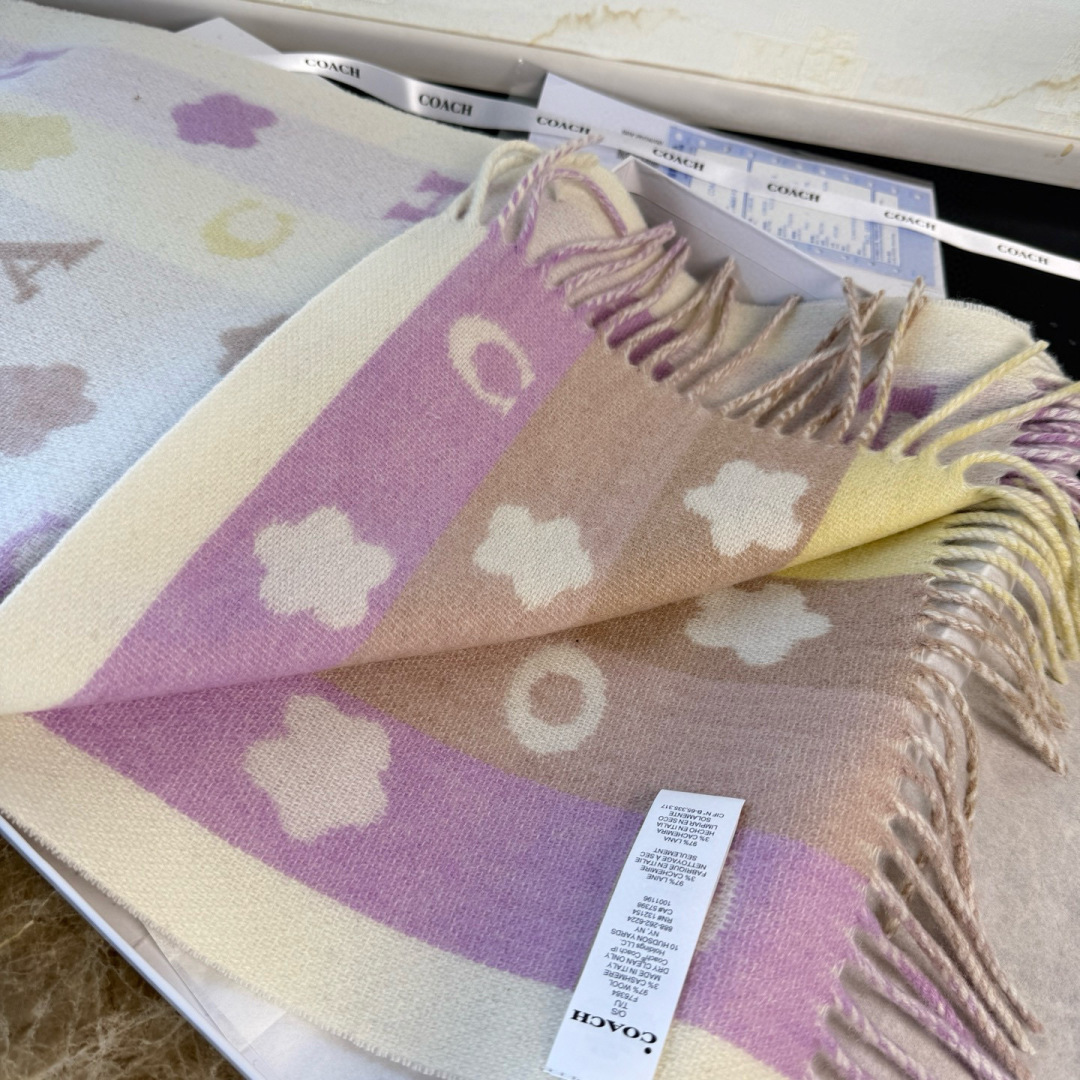 🆕COACH · 蔻驰男女通用彩条围巾❗️也太好看了吧！不仅有颜值还有品质，95%绵羊毛+5%山羊绒，手