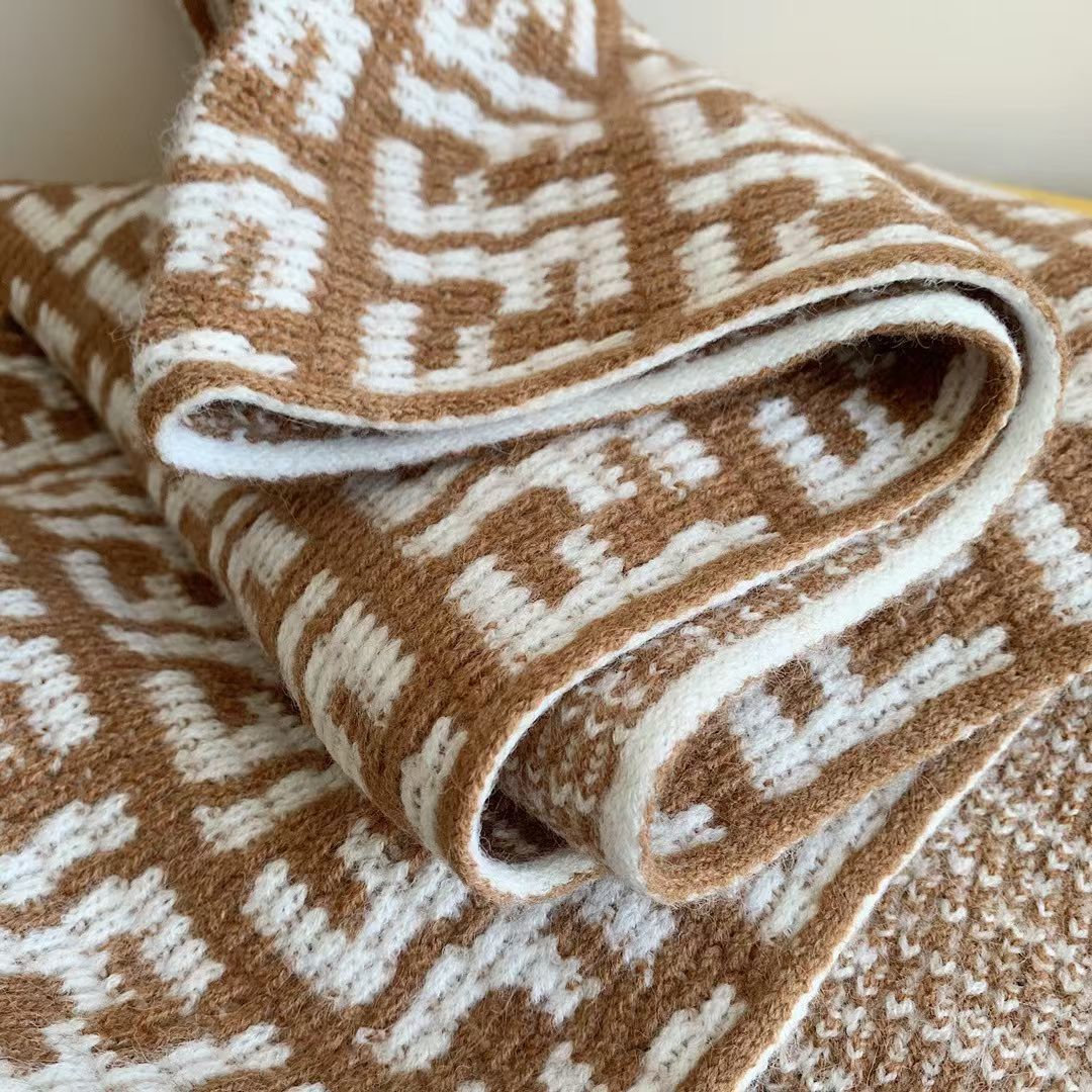 🆕【▪️Fendi精益求精的天花板品质】❗️超级时髦又保暖，这款Fendi围巾对原材料非常耗费，整条围巾