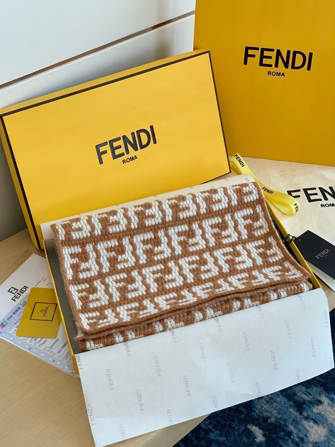 🆕【▪️Fendi精益求精的天花板品质】❗️超级时髦又保暖，这款Fendi围巾对原材料非常耗费，整条围巾