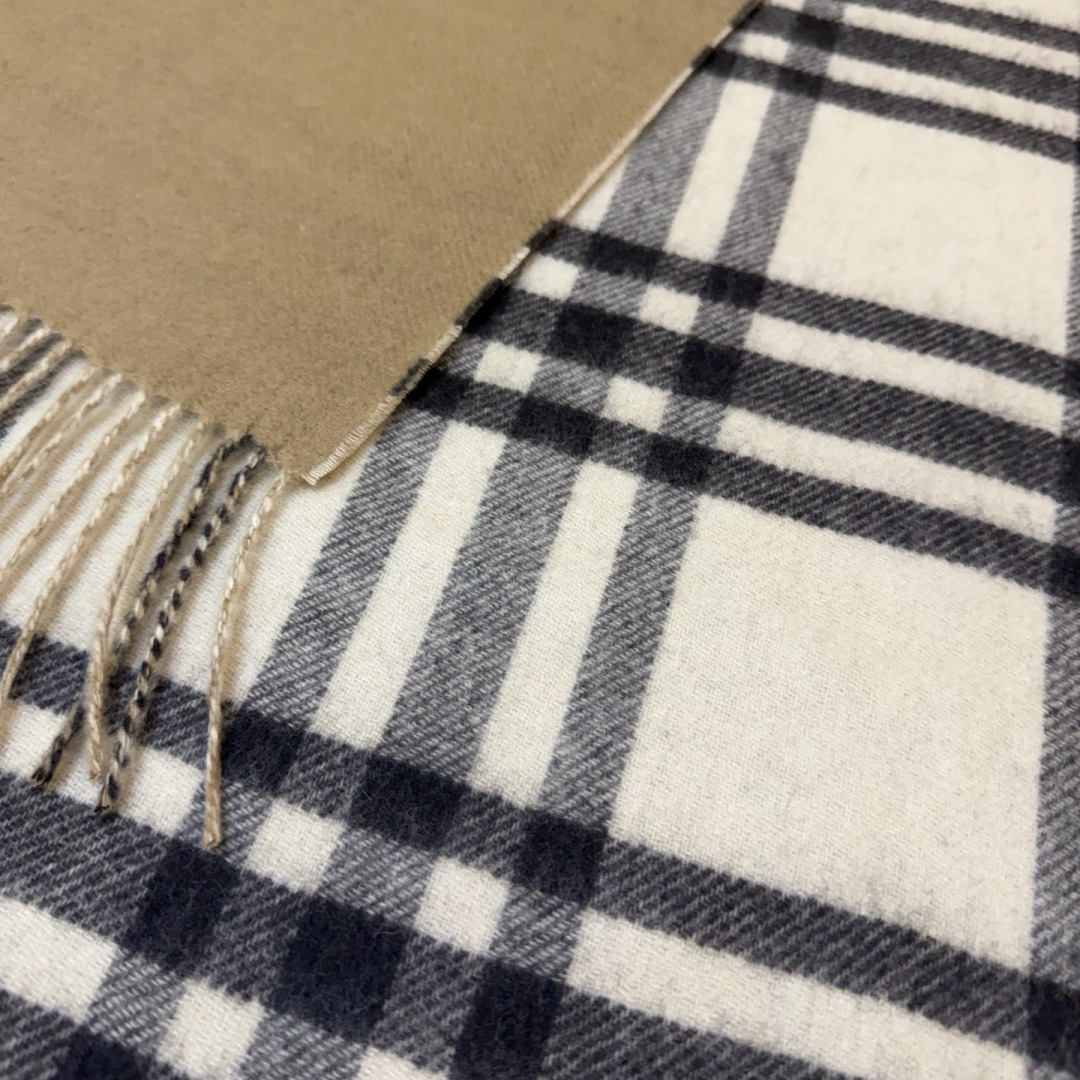 🆕易梦玲同款Bur新款双面两用格纹羊绒围巾，绝对是冬日里封神的一款，男女同款，配情侣款也是绝绝子啦，完全