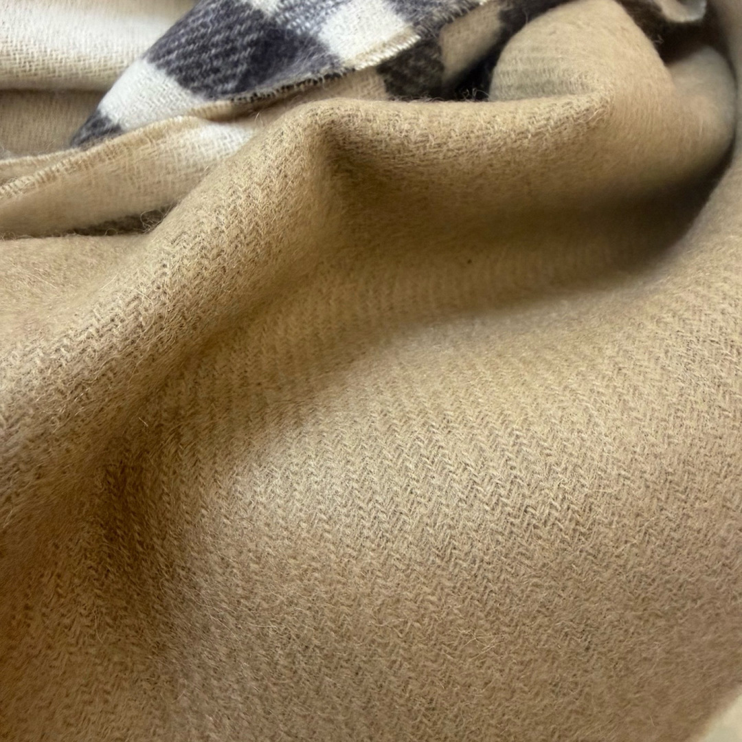 🆕易梦玲同款Bur新款双面两用格纹羊绒围巾，绝对是冬日里封神的一款，男女同款，配情侣款也是绝绝子啦，完全