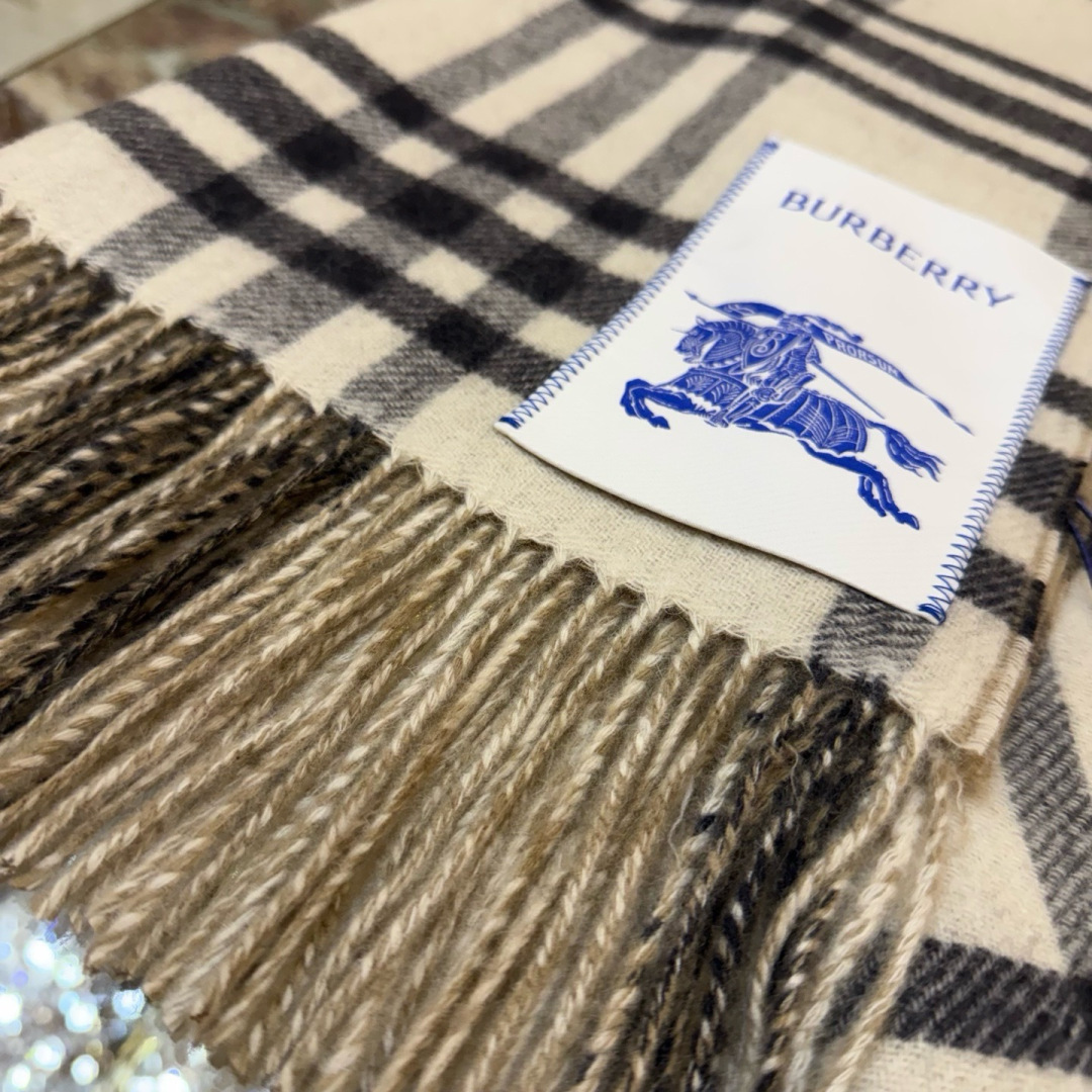 🆕易梦玲同款Bur新款双面两用格纹羊绒围巾，绝对是冬日里封神的一款，男女同款，配情侣款也是绝绝子啦，完全
