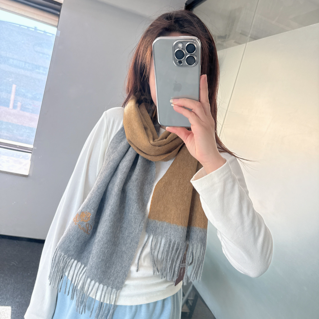 NO:663356,Loro Piana ·  Nuoyoupanya [Trading company’s last order, the best color-blocked scarf] It’s too expensive to give away and keep for yourself. It’s a big deal. It’s a hot model. It’s exported to Italy in very few quantities. It’s a customer-supplied fabric 1. It feels soft and waxy. After “trembling” treatment, it has the best water ripples in the eyes. The fabric is more shiny and the color is brighter. LP has always strictly selected the highest quality cashmere as the benchmark. There is no harm without comparison. It is the best in the world.  The cashmere uses the 'water ripple' high-grade texture to make the scarf extremely luxurious, and it also increases the beauty and functionality. There must be two of each color, so there is no headache in matching, and there will be no regrets for ten thousand years. What is particularly recommended is that this style is a plaid color series, carefully selected popular colors, the color is bright and high-end, and any color can be matched with each other in the whole family. 30*180cm high version scarf, high version scarf, loro  piana,loro piana19860909Loro Piana · 诺悠翩雅【贸易公司尾单,极品拼色小围巾】送人自留都太高大上了重磅上新,爆款爆款,出口意大利尾单到手数量极少,客供面料1,手感软糯,经“颤栗”处理,秋波暗送极品水波纹,面料更有光泽,也增加了色彩的鲜艳度LP一直以严格选用最高品质的羊绒为基准,没有对比就没有伤害,世界最顶级羊绒,更是采用“水波纹”高级纹路更是让围巾奢华到不行,更是增加了美感和功能性,每色必留两条,搭配不头疼,不留后悔一万年,特别值得推荐的是,此款是格纹色系,精挑细选的流行配色,色彩感鲜明又高级的感觉全家哪个颜色都可以互相搭配30*180cm高版本围巾,高版本围巾,loro piana,loro piana,scarf