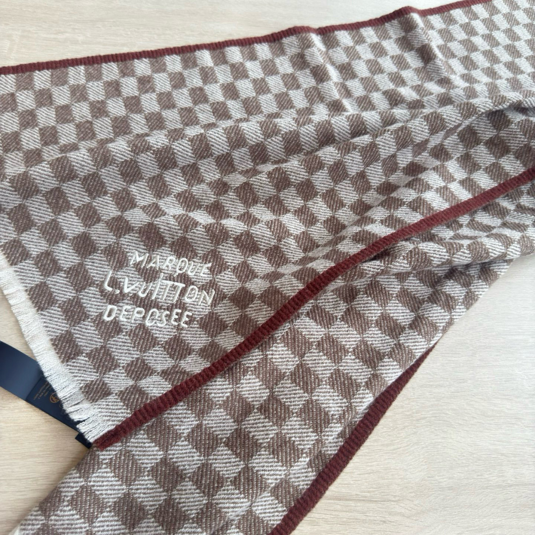 🆕LV新款 · 经典的棋盘格设计，低调的奢侈感❗️极品柔美精英高手级别的时髦感围巾❗️这款驴家羊绒围巾，