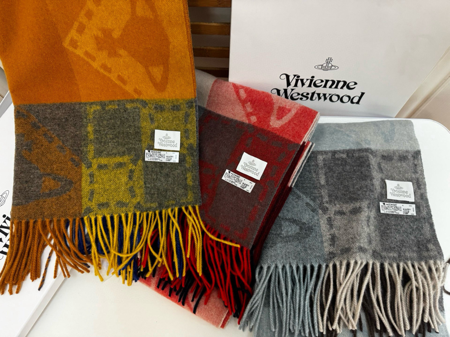 🆕𝐢𝐯𝐢𝐞𝐧𝐧𝐞 𝐖𝐞𝐬𝐭𝐰𝐨𝐨𝐝🪐✨大土星新款围巾 vivienne westwood西太后土星 英国